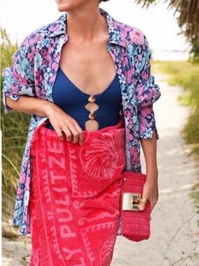 ⛱️NWT LILLY PULITZER JAQUARD BEACH TOWEL⛱️
New color “PASSION PUNCH” 🌺